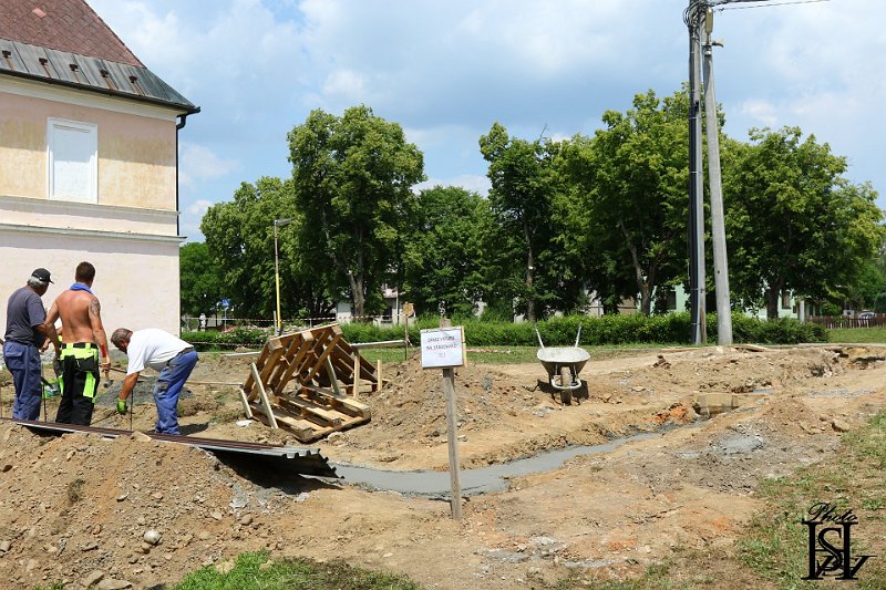 Vystavba ihriska 1.JPG